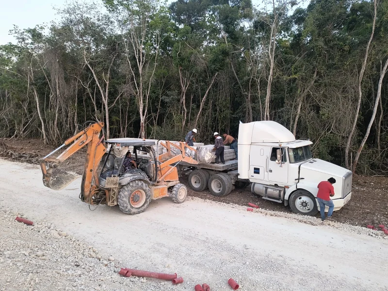 Supply of concrete posts using transport and machinery · Tren Maya